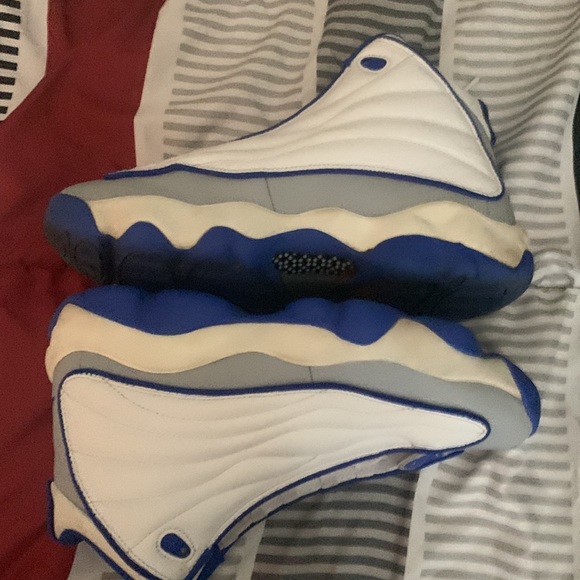 I’m selling my jordan pro strongs white and blue and grey size 9 no box - Picture 2 of 2